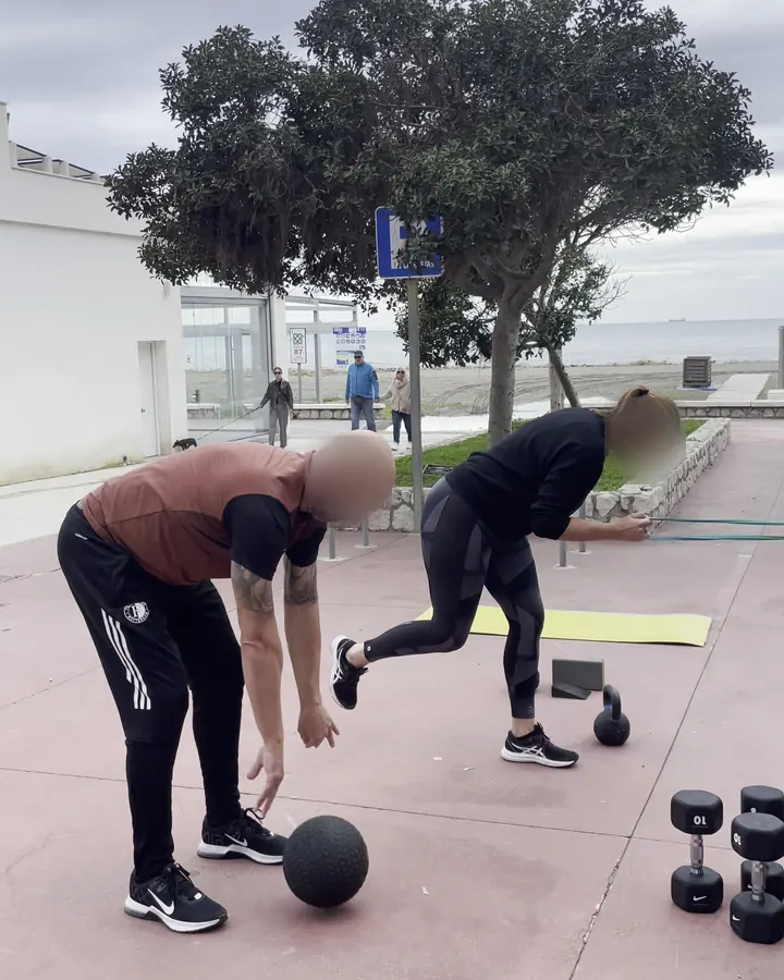 Entrenamiento personal en el paseo marítimo de Málaga con kettlebell y gomas