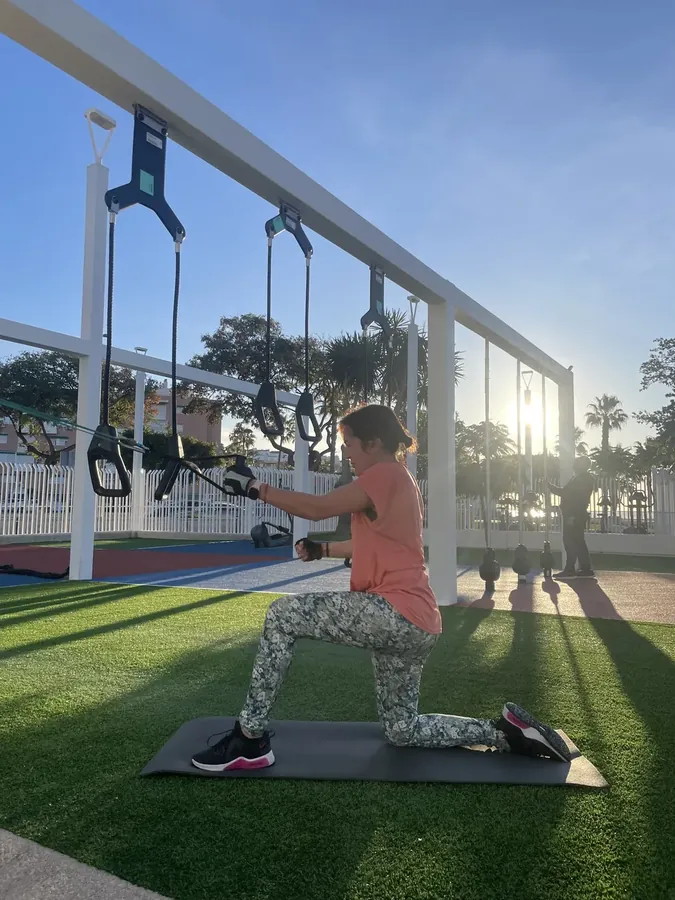 Clienta haciendo TRX en un gimnasio del Rincón de la Victoria