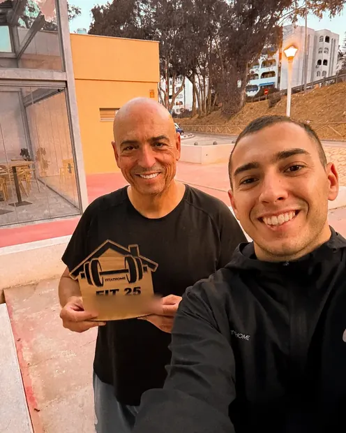 Cliente con su placa FIT 25 en una pista deportiva de Málaga
