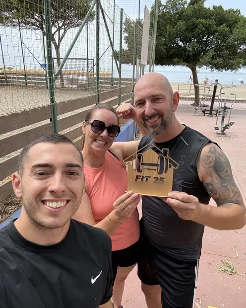 Pareja de clientes con sus dos placas FIT 25