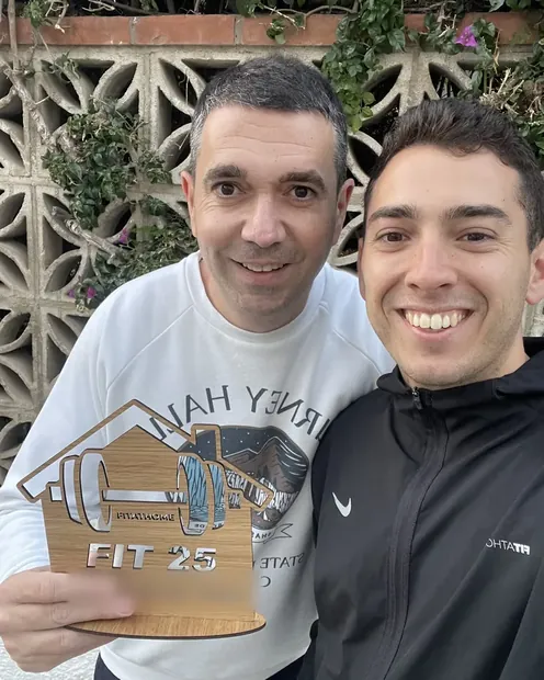 Cliente con su placa FIT 25 tras 25 sesiones