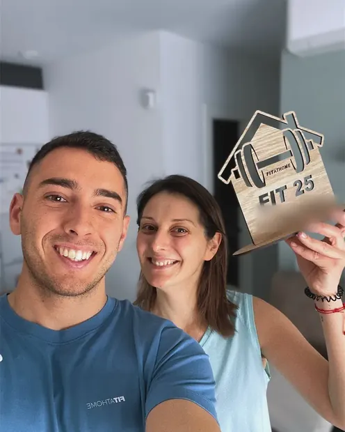 Clienta con su placa FIT 25 en su casa de Málaga