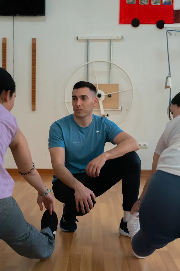 Atención individual durante una sesión de readaptación deportiva