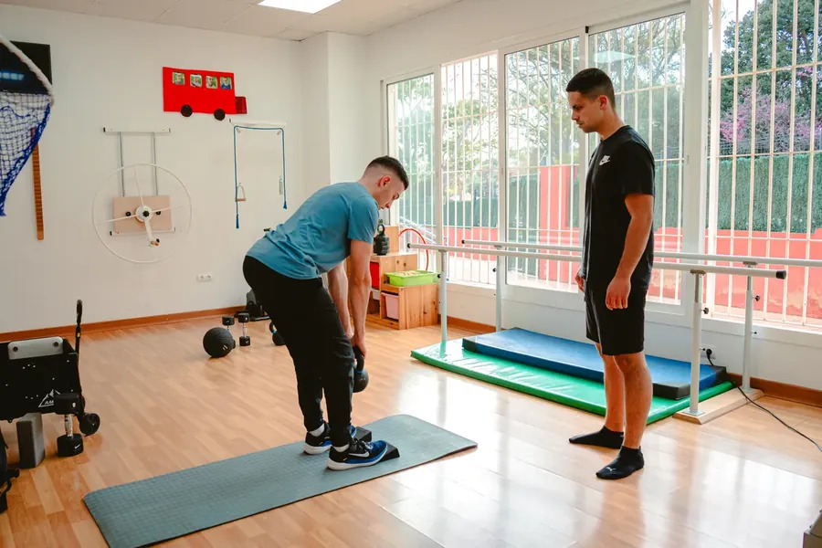 Peso muerto con kettlebell supervisado durante la fase de carga progresiva