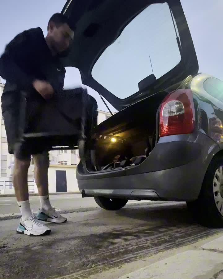 Alejandro sacando el material de entrenamiento del coche para una sesión a domicilio en Málaga